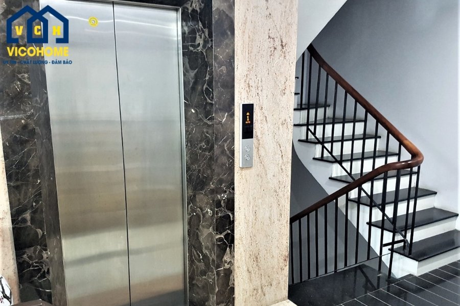 Thiết kế thang máy nằm cạnh thang bộ